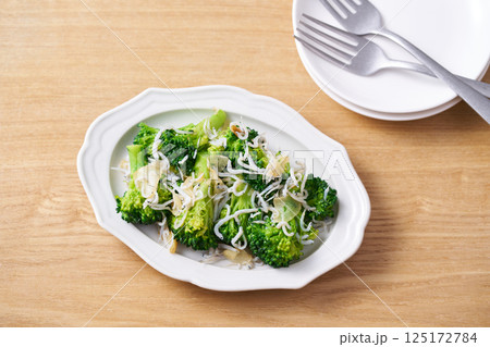 ブロッコリーとしらすのガーリック炒め 125172784