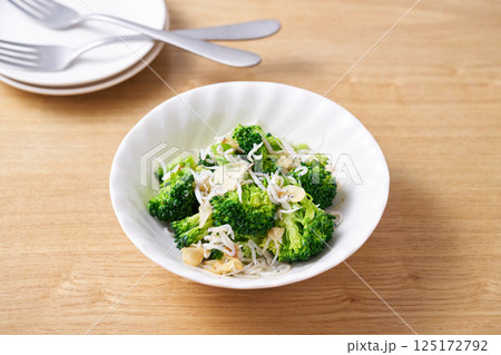 ブロッコリーとしらすのガーリック炒め 125172792