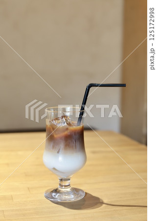 ゴブレットグラスに淹れた二層アイスカフェオレ 125172998