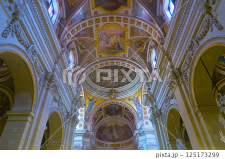 マルタ共和国のゴゾ島にあるゴゾ大聖堂、だまし絵のドーム 125173299