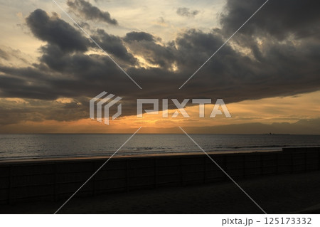 藤沢鵠沼海岸から夕方の海と雲の様子　夕景 125173332