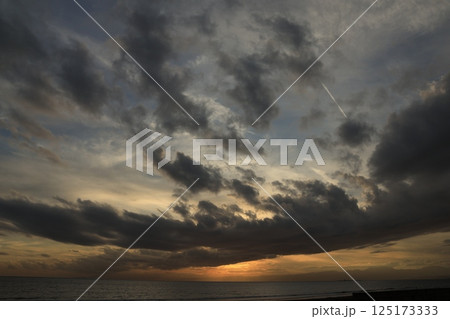 藤沢鵠沼海岸から夕方の海と雲の様子　夕景 125173333