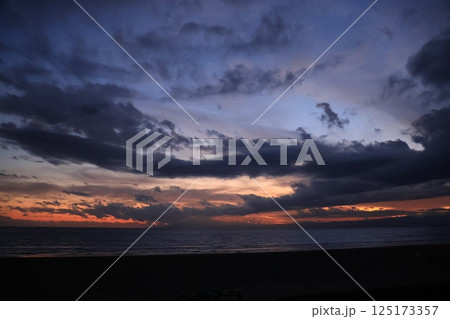 藤沢鵠沼海岸から夕方の海と雲の様子　夕景 125173357