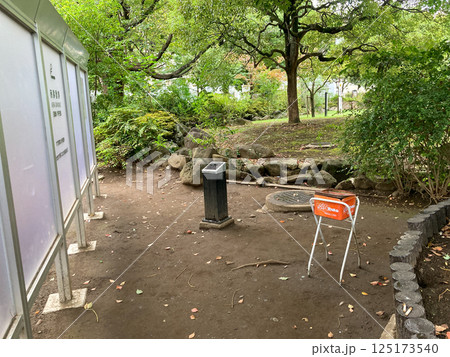 公園内の喫煙所 125173540