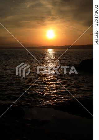 江ノ島からみる太陽が沈む風景　夕景 125173632