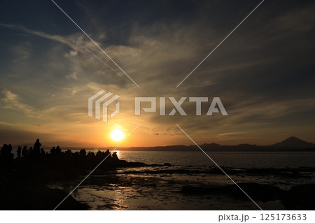 江ノ島からみる太陽が沈む風景　夕景 125173633