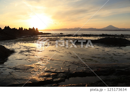 江ノ島からみる太陽が沈む風景　夕景 125173634
