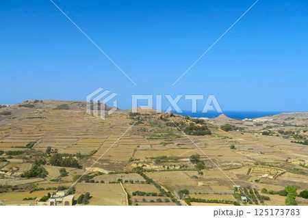 ゴゾ大聖堂からみたゴゾ島の景色 125173783