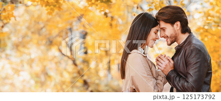 Man in love making confession to his girlfriend in beautiful autumn forest 125173792