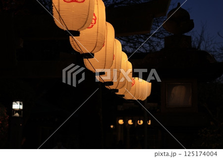 江ノ島に新年を祝う提灯のある夜景 125174004