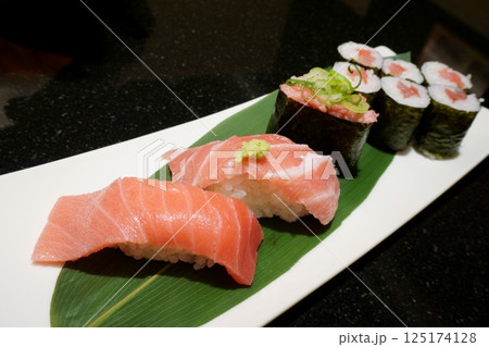 マグロのにぎり寿司とネギトロと鉄火巻 125174128