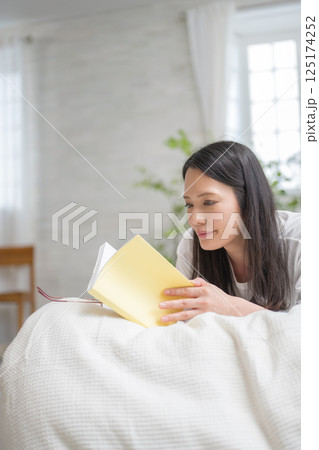 ベッドで読書をするきれいな女性|勉強|趣味|健康的な暮らしイメージ|ウェルビー女子|ウェルビーイング ベッドで読書をするきれいな女性|勉強|趣味|健康的な暮らしイメージ|ウェルビー女子|ウェルビーイング 125174252