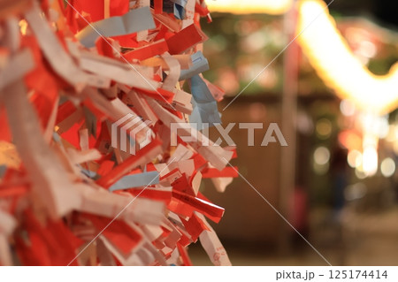 江ノ島神社の境内に結ばれたおみくじのアップ 江ノ島神社の境内に結ばれたおみくじのアップ 125174414