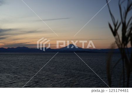 日没後の江ノ島から見る富士山のある風景　夕景 125174481