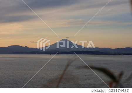 日没後の江ノ島から見る富士山のある風景 夕景 日没後の江ノ島から見る富士山のある風景 夕景 125174487