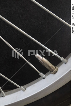 自転車のタイヤのバルブ 125174874