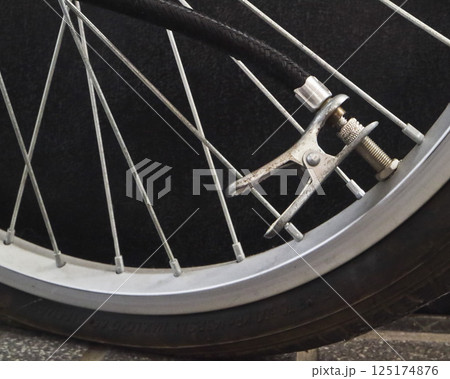 自転車のタイヤの空気入れ 125174876