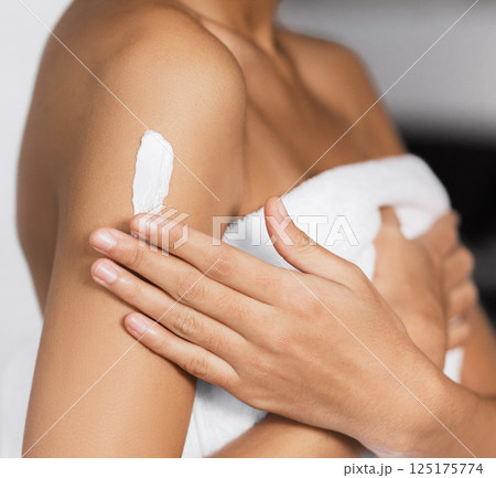 Afro-american girl's hand applying cream on her shoulder. Collagen body butter concept 125175774