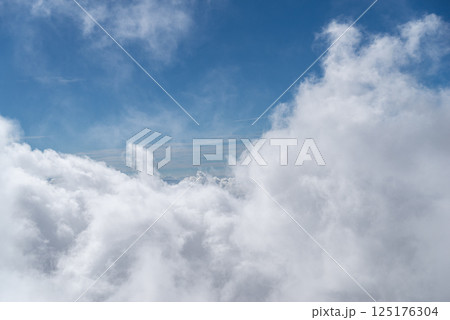 雲の中にいるような風景 125176304