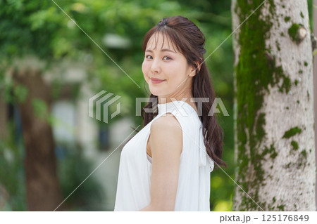 自然の中にいる笑顔の女性 125176849