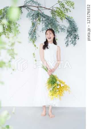 花束を持つ女性 125176852
