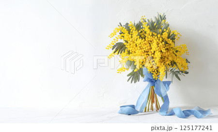 青色のリボンとミモザの花束 125177241