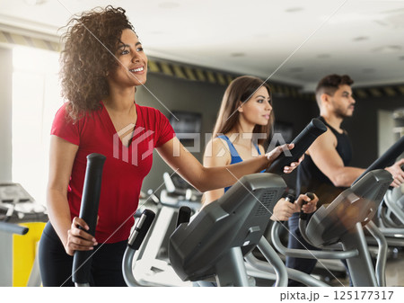 Group cardio training on treadmill 125177317