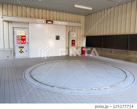 機械式駐車場のターンテーブル 機械式駐車場のターンテーブル 125177714