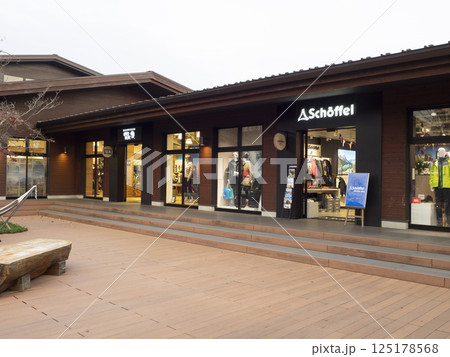 東京の複合商業施設。モリパーク アウトドアビレッジ。 125178568