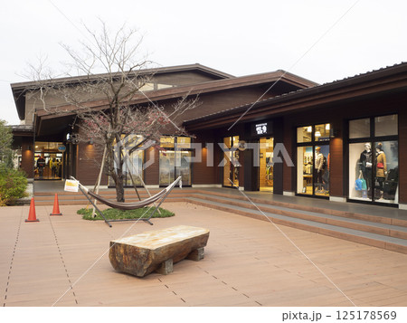 東京の複合商業施設。モリパーク　アウトドアビレッジ。 125178569