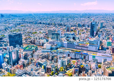 日本の東京都市景観 池袋駅や変貌する西口エリア（奥）、超高層ビルが姿を現した 125178766