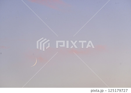 夕暮れの空に浮かぶ三日月 125179727