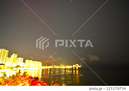 夜の海に浮かぶダイヤモンドヘッド 夜の海に浮かぶダイヤモンドヘッド 125179734