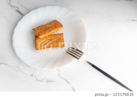 白い皿に並ぶ焼き菓子① 125179816