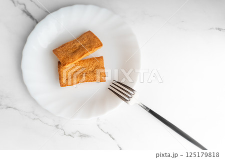 白い皿に並ぶ焼き菓子③ 125179818