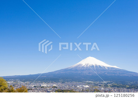 晴れた日に、山頂上に見える冠雪した富士山 晴れた日に、山頂上に見える冠雪した富士山 125180256