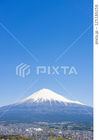 晴れた日に、山頂上に見える冠雪した富士山 晴れた日に、山頂上に見える冠雪した富士山 125180258