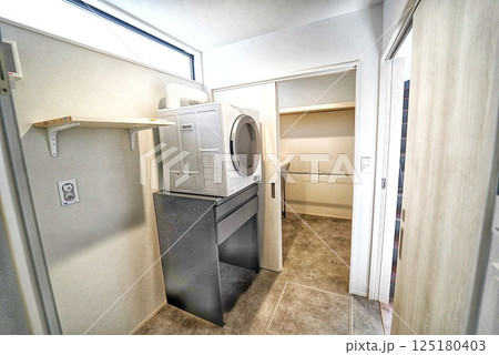 乾燥機のある広い洗面所 125180403