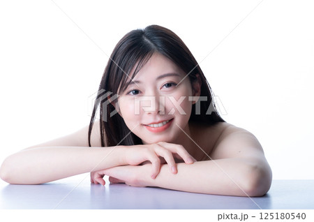 若い女性のビューティーイメージ 125180540