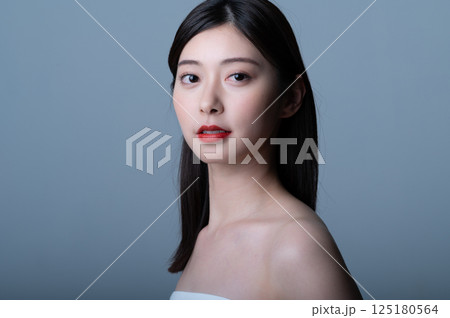 若い女性のビューティーイメージ 125180564