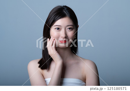 若い女性のビューティーイメージ 125180571