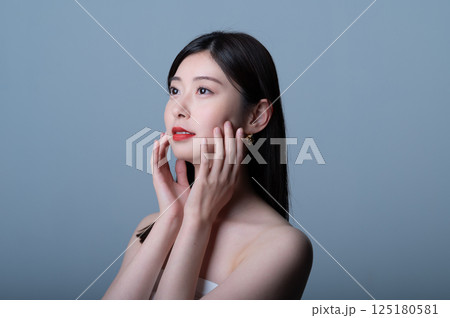 若い女性のビューティーイメージ 125180581