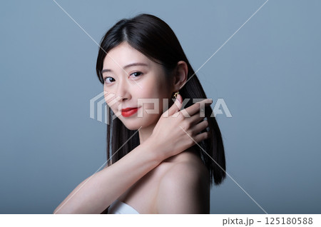 若い女性のビューティーイメージ 125180588