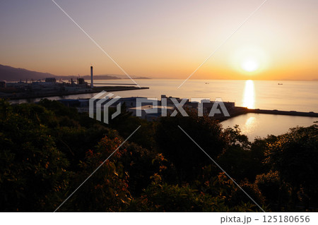 愛媛県四国中央市 夕暮れに城山公園から新居浜方面を望む 愛媛県四国中央市 夕暮れに城山公園から新居浜方面を望む 125180656