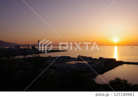 愛媛県四国中央市　夕暮れに川之江城跡のある城山公園から新居浜方面を望む 125180661