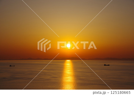 愛媛県四国中央市 川之江城跡のある城山公園から夕日を望む 愛媛県四国中央市 川之江城跡のある城山公園から夕日を望む 125180665