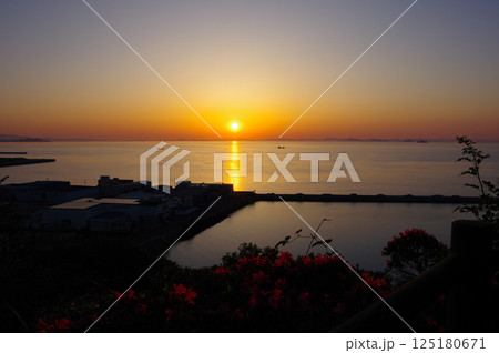 愛媛県四国中央市　川之江城跡のある城山公園から夕日を望む 125180671