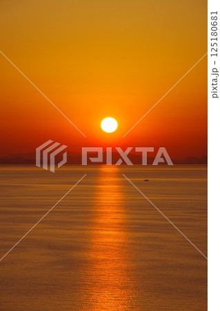 愛媛県四国中央市　川之江城跡のある城山公園から望む夕陽 125180681