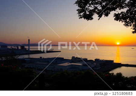 愛媛県四国中央市　城山公園から工場地帯と夕陽を望む 125180683