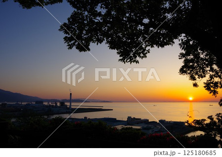 愛媛県四国中央市　城山公園から工場と夕陽を望む 125180685